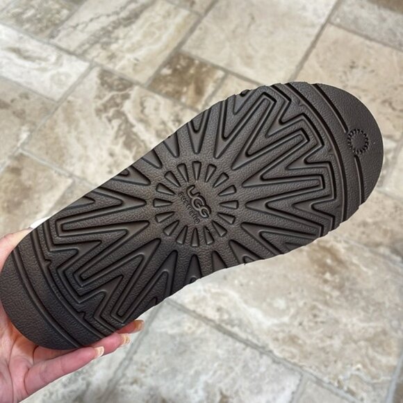 UGG Unisex Kids Classic Short Boots - Picture 13 of 13